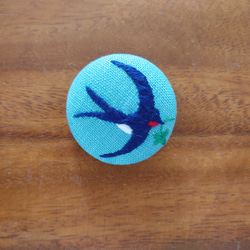 刺繍ブローチ「よつ葉を見つけたツバメさん  ブルー」くるみボタン 3枚目の画像