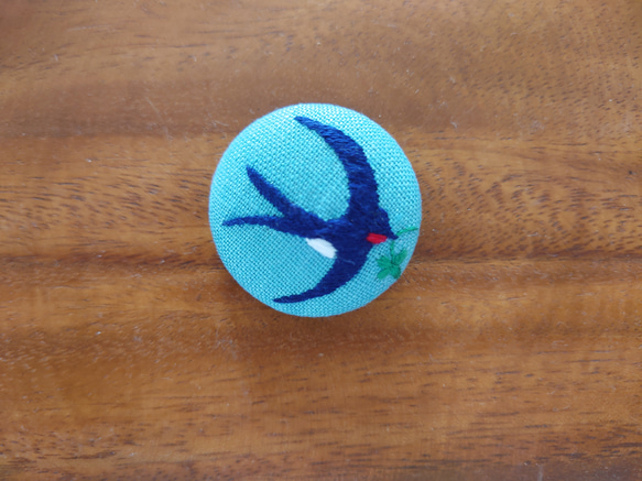 刺繍ブローチ「よつ葉を見つけたツバメさん  ブルー」くるみボタン 3枚目の画像