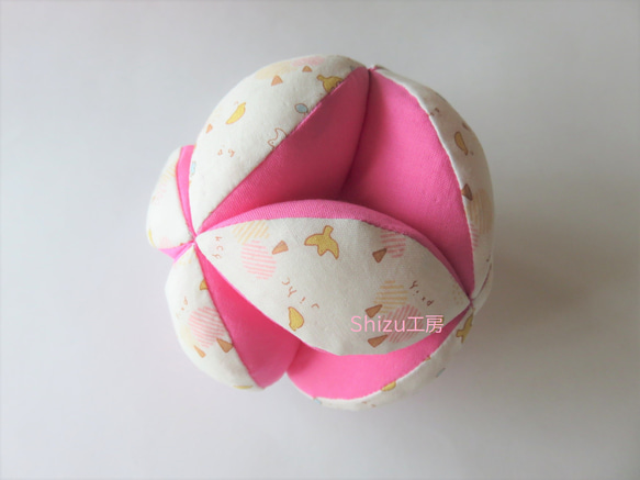 赤ちゃんの鈴入りキッキングボール(小鳥柄×ピンク）モンテッソーリ　ベビーボール　七宝まり 3枚目の画像