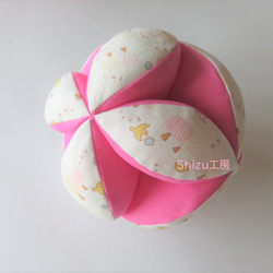 赤ちゃんの鈴入りキッキングボール(小鳥柄×ピンク）モンテッソーリ　ベビーボール　七宝まり 1枚目の画像