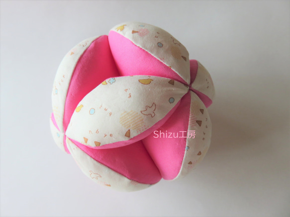 赤ちゃんの鈴入りキッキングボール(小鳥柄×ピンク）モンテッソーリ　ベビーボール　七宝まり 2枚目の画像