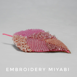 葉っぱのビーズ刺繍ブローチ　ビビットピンク　(リュネビル刺繍)　 5枚目の画像