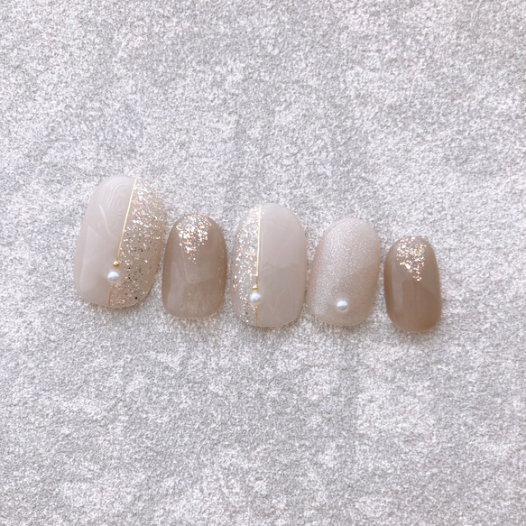 ホワイト × グレージュ♡  ネイル　シアーホワイト　シンプル　上品　ブライダル　nail design 美甲　付け爪　 2枚目の画像