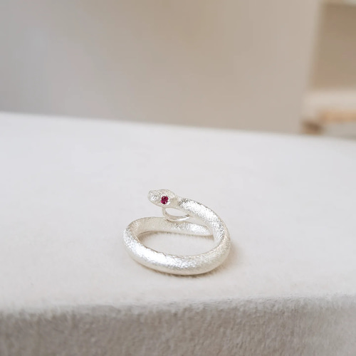 特価‼️１本限定‼️巻きつき白蛇様✨虹入りアイスクリスタル❣️ペンデュラムトップ‼️ 両目ルビー白蛇 ペンダントトップ 】蛇ネックレス 白蛇ネックレス 巳年