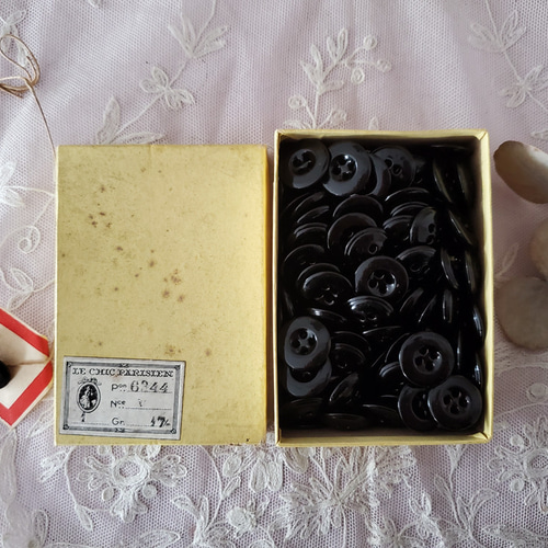 リ*ゴ様 フランスアンティーク箱入りボタン