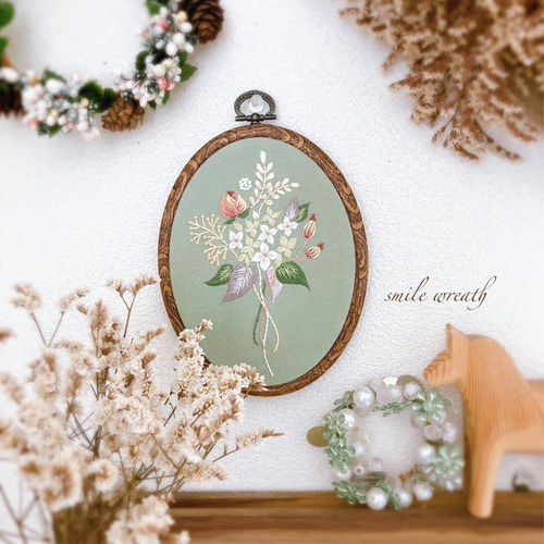 値下げ(葉書サイズ)ハンドメイド 北欧の刺繍フレーム 北欧の花の刺繍