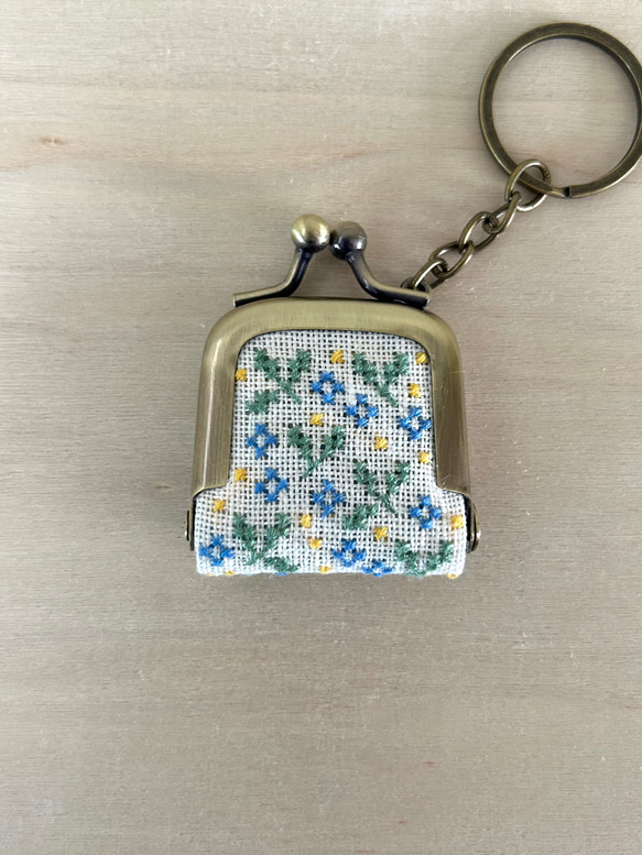 がま口　キーホルダー　バッグチャーム　刺繍　小花柄　ブルー 2枚目の画像