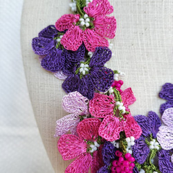 お花のチョーカー　oya刺繍　パープルとピンクで襟元に華やかさと可憐さをプラス　チョーカー80 4枚目の画像