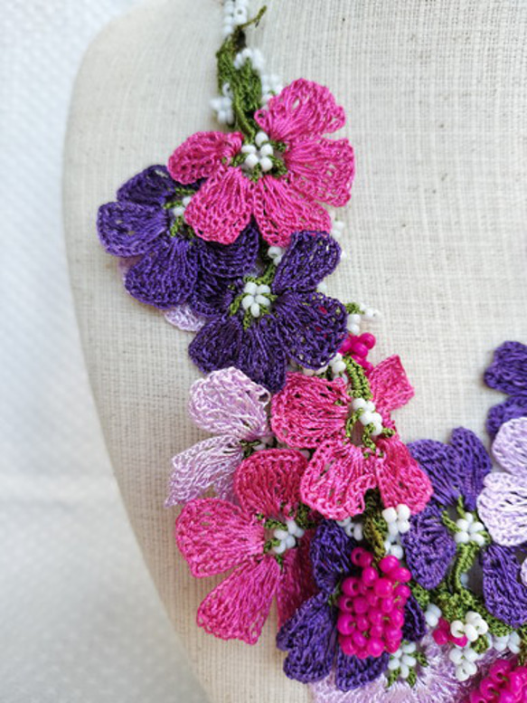 お花のチョーカー　oya刺繍　パープルとピンクで襟元に華やかさと可憐さをプラス　チョーカー80 4枚目の画像