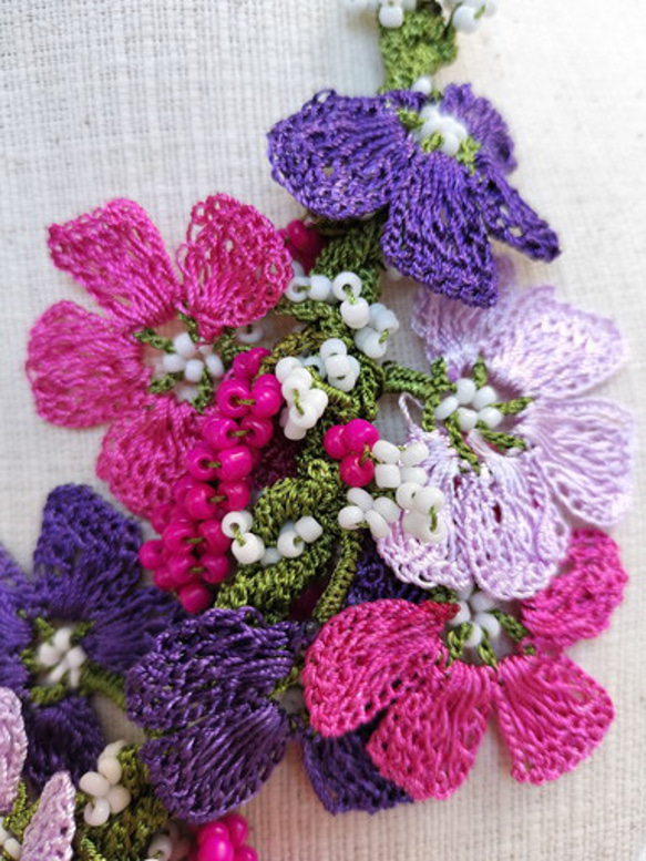 お花のチョーカー　oya刺繍　パープルとピンクで襟元に華やかさと可憐さをプラス　チョーカー80 2枚目の画像