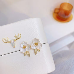 【2023.6新作♥即日発送】韓国ファッション　高級感ある白いお花のスタッドピアス　アクセサリー　-105 11枚目の画像