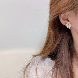 【2023.6新作♥即日発送】韓国ファッション　高級感ある白いお花のスタッドピアス　アクセサリー　-105 10枚目の画像