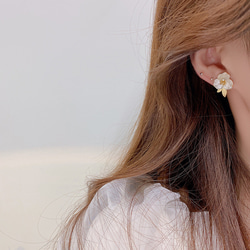 【2023.6新作♥即日発送】韓国ファッション　高級感ある白いお花のスタッドピアス　アクセサリー　-105 4枚目の画像