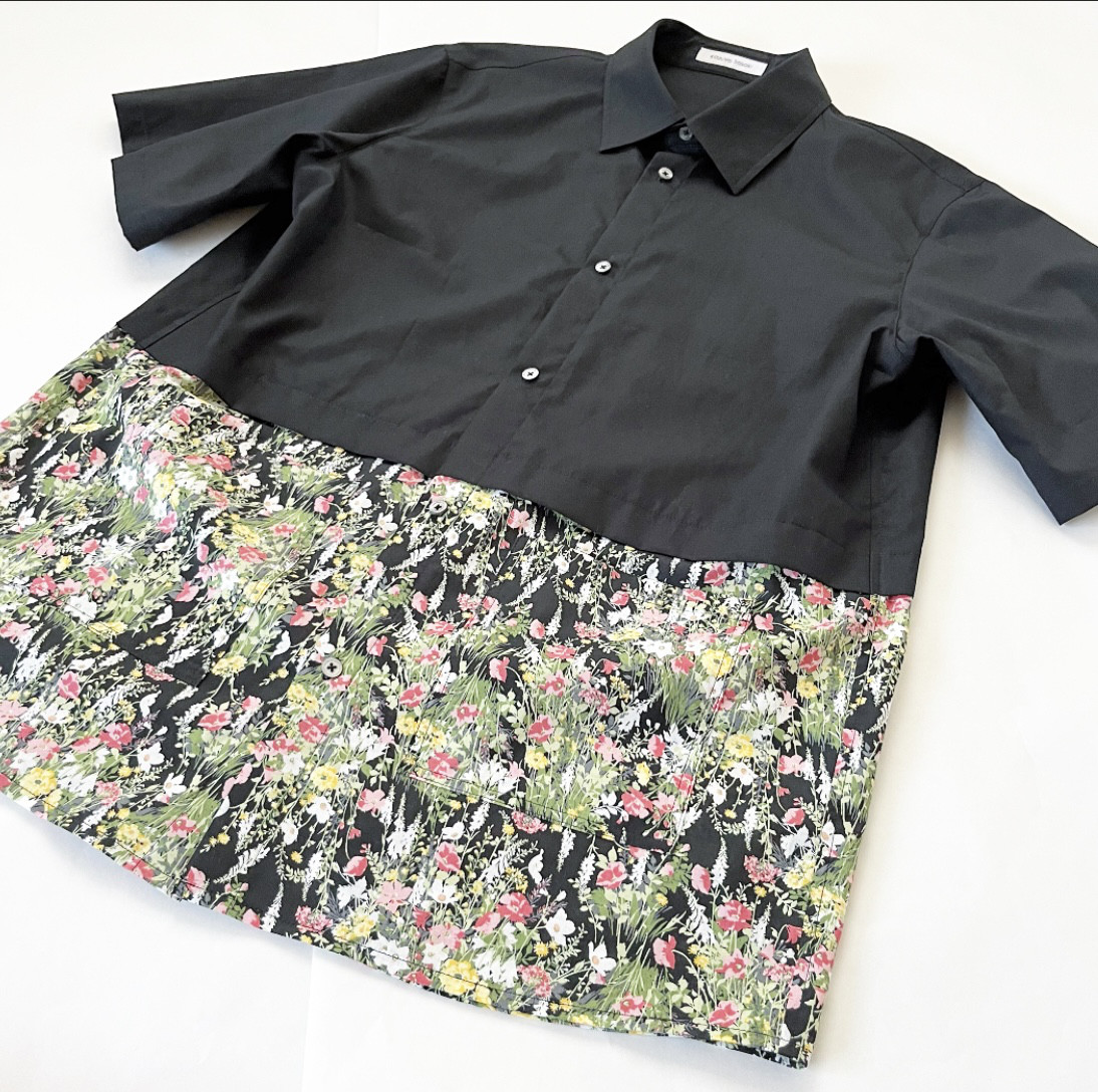 華やかな花柄切替ブラックシャツ 6,364円