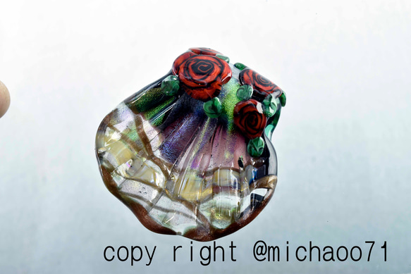 創作トンボ玉　 薔薇と貝　アートガラスのジュエリー　ネックレスペンダント(10754-489min）作家物一点物 6枚目の画像