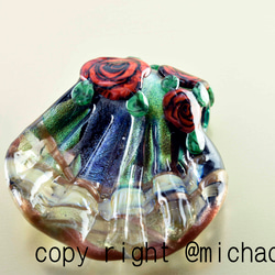 創作トンボ玉　 薔薇と貝　アートガラスのジュエリー　ネックレスペンダント(10754-489min）作家物一点物 3枚目の画像