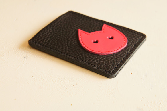 猫のアップリケが可愛い シボ入り牛革製 差し込みタイプ カードケース CC2N056 ブラック×ピンク カード入れ 3枚目の画像