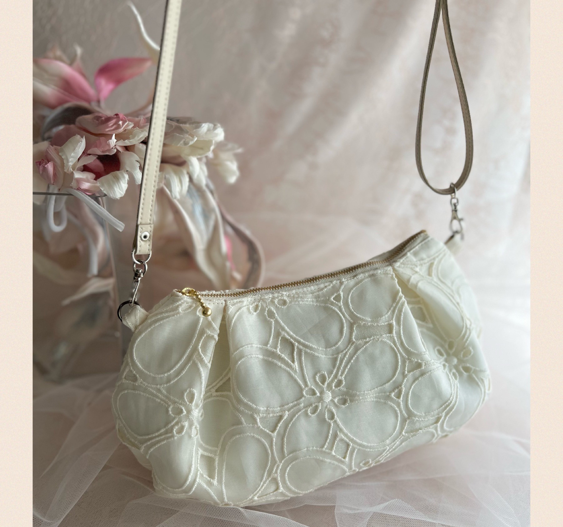 送料無料中❤️イタリアシルク❤️高級カットワーク刺繍❤️ふんわりポシェット❤️ストラップ選　結婚式　入学式　卒業式