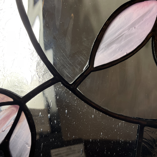 可憐なピンクの花びらが輝くステンドグラスパネル その他インテリア