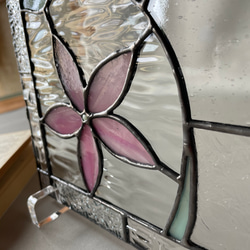 可憐なピンクの花びらが輝くステンドグラスパネル 5枚目の画像