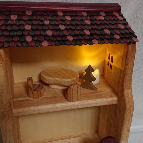 赤い屋根のドールハウスみたいなメルヘン本箱／ミニチュア家具付き