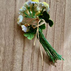 布花 カモミールとクローバーの小さなコサージュ 5枚目の画像