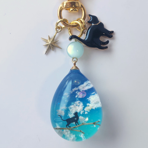 猫ちゃんのくり抜きシルエット❤水彩画風雲レジンキーホルダーチャーム♡