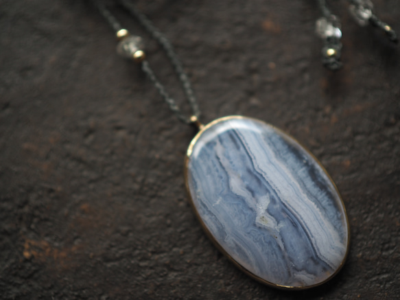 blue lace agate brass necklace (suimon) 2枚目の画像