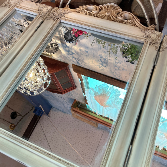 アンティークな部屋  おしゃれな鏡 三面鏡 ④ ウォールミラー 2WAY 折畳み式 壁掛け鏡 置き鏡 5枚目の画像
