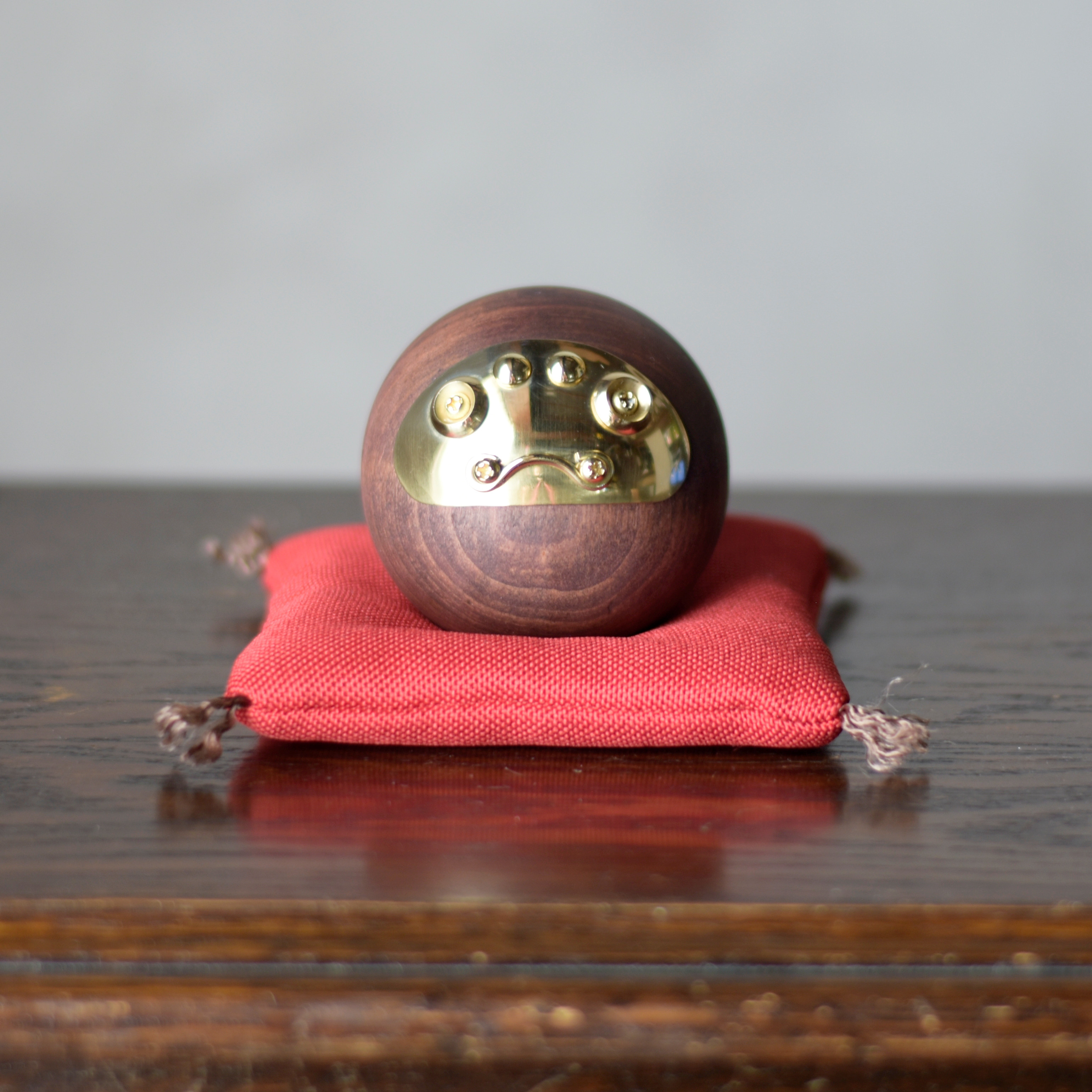 真鍮と木のダルマ　赤木目