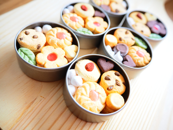 選べるミニチュアクッキー缶ブローチ 2枚目の画像