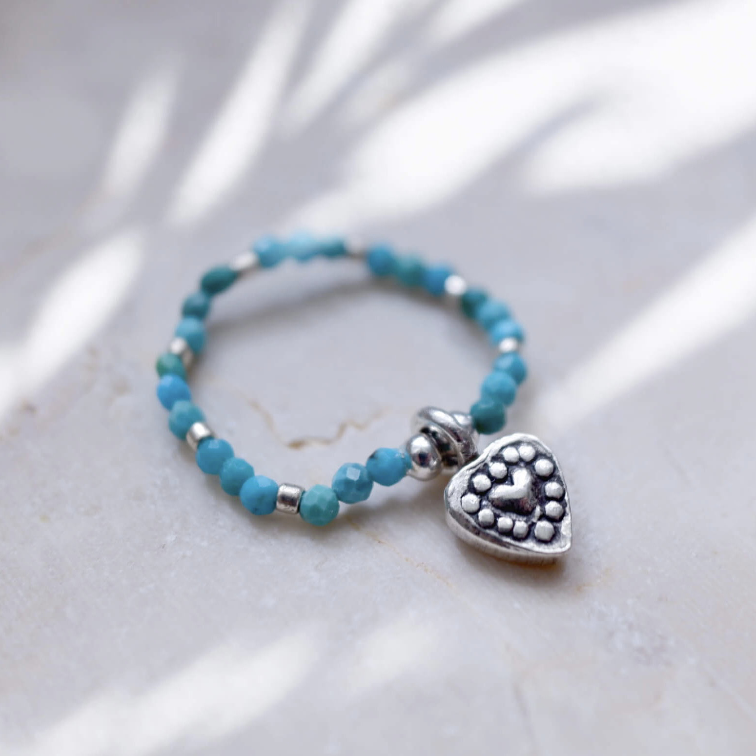 カレンシルバーチャームと天然石タイニービーズのリング 高品質