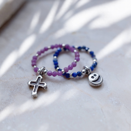 カレンシルバーチャームと天然石タイニービーズのリング 高品質