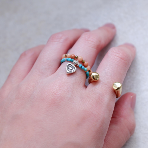 カレンシルバーチャームと天然石タイニービーズのリング 高品質