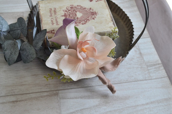 ふんわりピンク胡蝶蘭のクラッチブーケ＊ブートニア 4枚目の画像