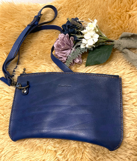 青いレザーショルダーバッグ 広マチ 型押し 牛革 ショルダーバッグ ポシェット | 有限会社 清川商店