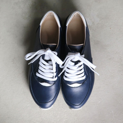 【流行標準色！ ] 纖薄但配戴舒適！真皮成人男女通用運動鞋/海軍藍 x 白色 第2張的照片