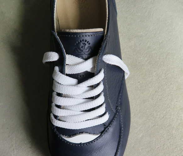 【流行標準色！ ] 纖薄但配戴舒適！真皮成人男女通用運動鞋/海軍藍 x 白色 第10張的照片