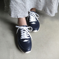 【流行標準色！ ] 纖薄但配戴舒適！真皮成人男女通用運動鞋/海軍藍 x 白色 第1張的照片