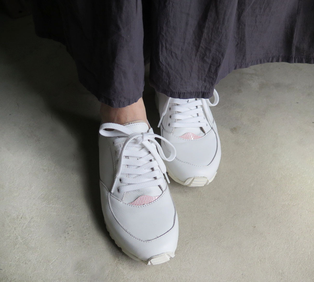 【ワンポイントがかわいい！】スリムなのにゆったりな履き心地！本革大人ユニセックススニーカー/ホワイト×型抜きピンク