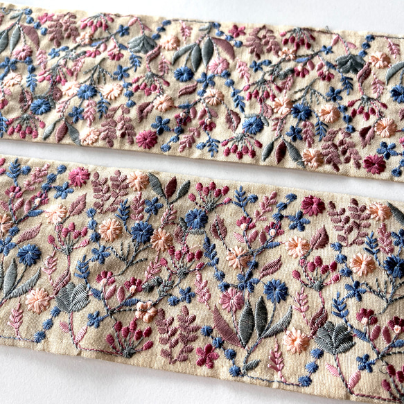 【50cm】インド刺繍リボン　ベージュxブルー　シルク　SS715 4枚目の画像