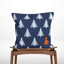 森林坐墊抽象樹背海軍藍-柏樹香味- 第1張的照片