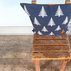 森林坐墊抽象樹背海軍藍-柏樹香味- 第3張的照片