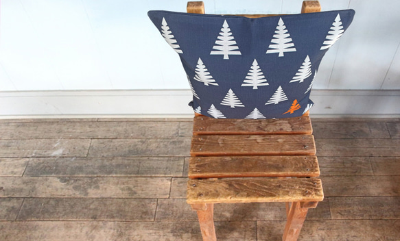 森林坐墊抽象樹背海軍藍-柏樹香味- 第3張的照片