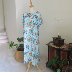 お花のワンピース・ブルー（ムスリム女性・伝統衣装布地）丸洗いOK・アイロン不要・シンガポールから送料無料 1枚目の画像