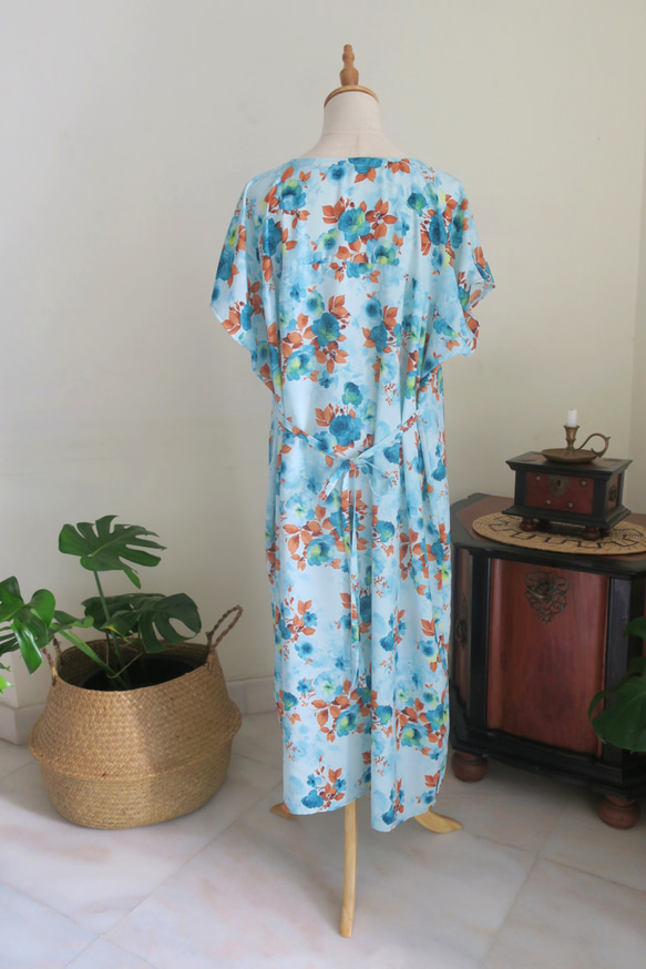 お花のワンピース・ブルー（ムスリム女性・伝統衣装布地）丸洗いOK・アイロン不要・シンガポールから送料無料 3枚目の画像