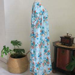 お花のワンピース・ブルー（ムスリム女性・伝統衣装布地）丸洗いOK・アイロン不要・シンガポールから送料無料 2枚目の画像