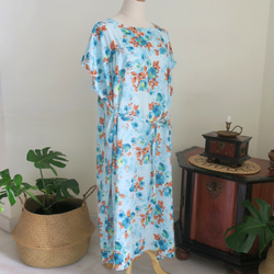 お花のワンピース・ブルー（ムスリム女性・伝統衣装布地）丸洗いOK・アイロン不要・シンガポールから送料無料 5枚目の画像