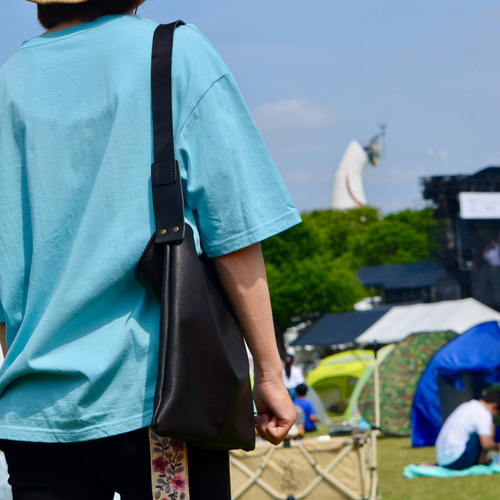 シンプルな本革シボ加工レザーワンショルダーバッグ A6サイズや