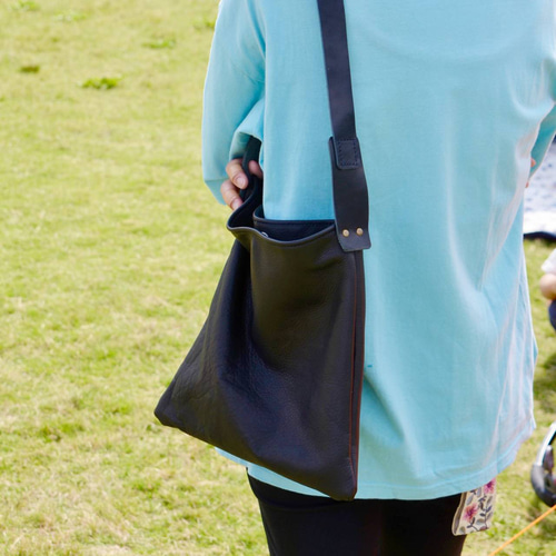 シンプルな本革シボ加工レザーワンショルダーバッグ A6サイズやペット  